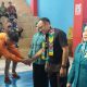 Wakil Bupati Kotabaru Syairi Mukhlis menerima kalung bunga sebagai tanda penyambutan sebelum menerima piagam Rekor MURI pada kegiatan Pelatihan Talenta Digital UMKM Serentak di Lapangan Basket Indoor Kotabaru, Kamis (16/10/2025).