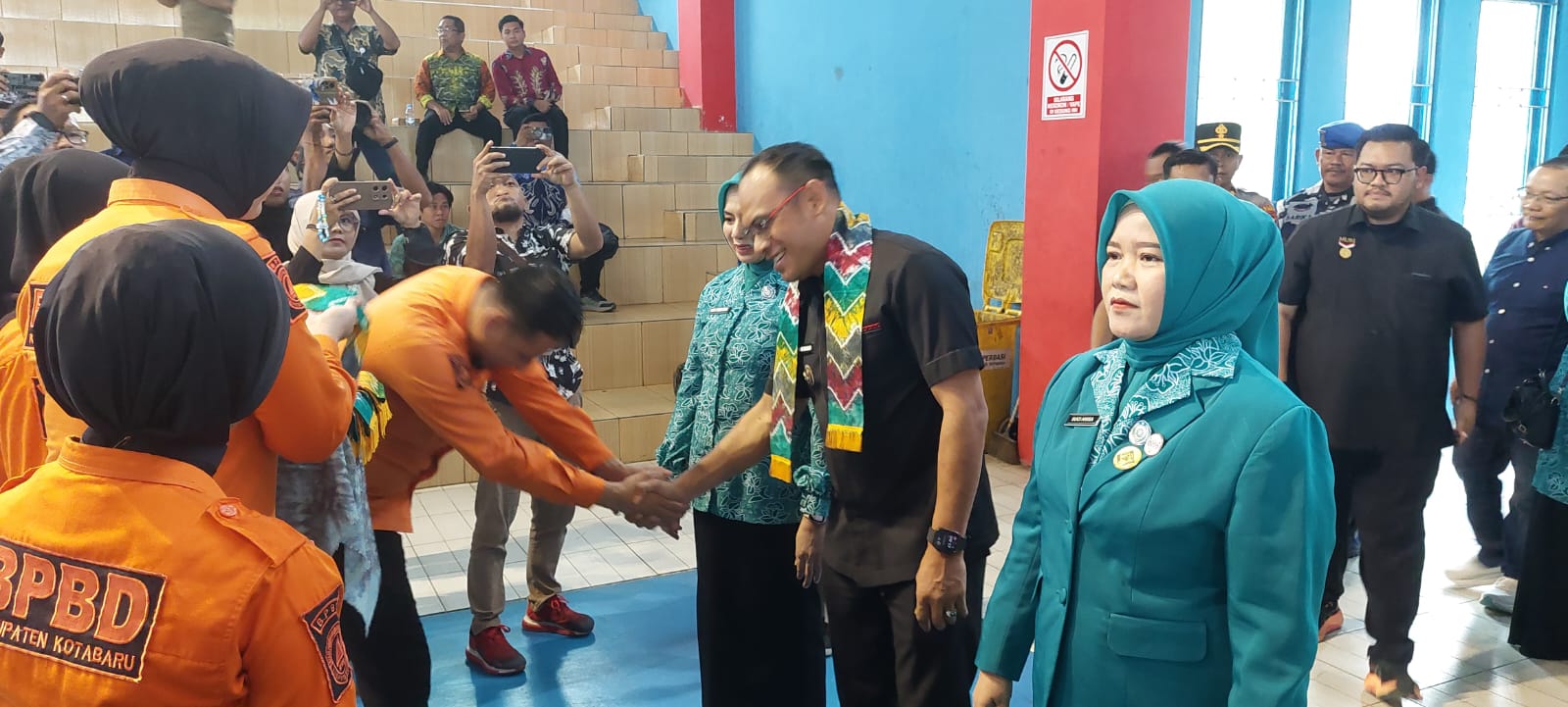 Wakil Bupati Kotabaru Syairi Mukhlis menerima kalung bunga sebagai tanda penyambutan sebelum menerima piagam Rekor MURI pada kegiatan Pelatihan Talenta Digital UMKM Serentak di Lapangan Basket Indoor Kotabaru, Kamis (16/10/2025).