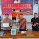 Kapolres Balangan AKBP Dr. Yulianor Abdi menunjukkan barang bukti kasus penipuan rekrutmen fiktif PT Jhonlin Baratama saat konferensi pers di Mapolres Balangan, Rabu (16/10/2025).