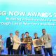 Pj. Corporate Secretary Pertamina Patra Niaga, Roberth MV Dumatubun, menerima piagam Eco Innovator Award dari Menteri Koordinator Bidang Pangan RI, Zulkifli Hasan, pada ajang ESG Now Awards 2025 di Jakarta, Kamis (16/10/2025).
