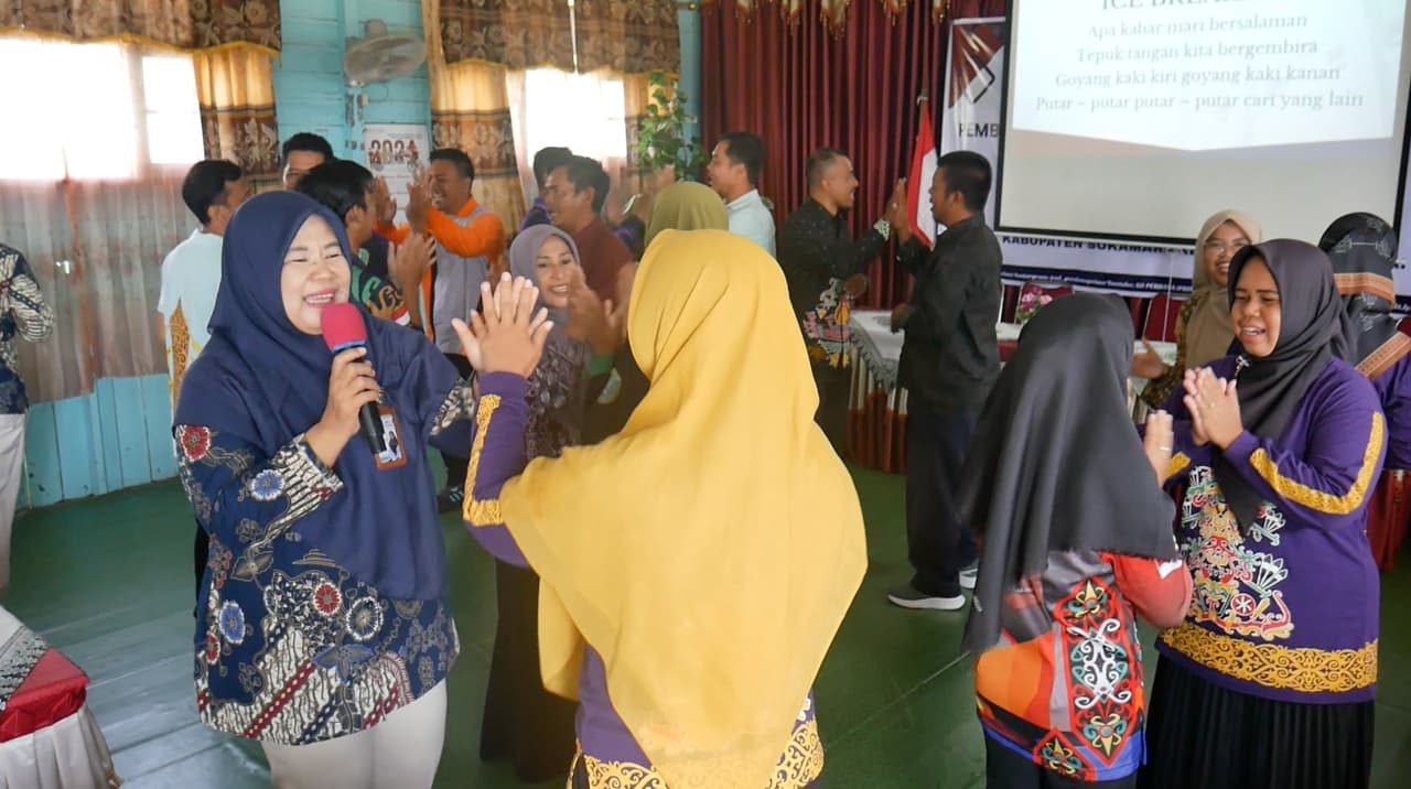 Suasana antusias peserta saat mengikuti kegiatan diseminasi pembelajaran bermakna yang digelar SD Perdana Sukamara di SDN Kuala Jelai 2, Kecamatan Jelai, Kabupaten Sukamara, Jumat (10/10/2025).