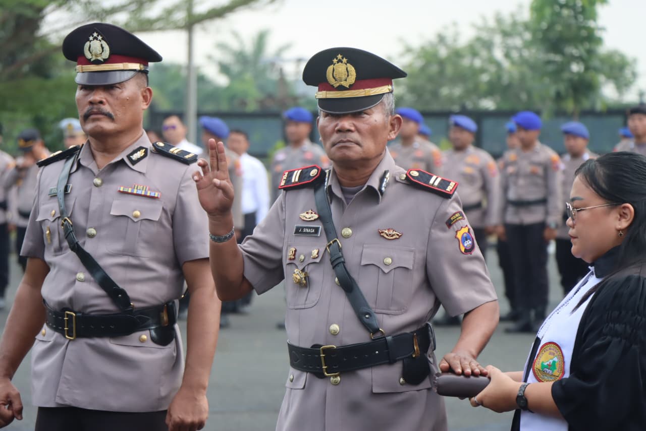 IPTU Jonser Sinaga melaksanakan upacara sertijab bersama pejabat Polres Tanah Bumbu di Lapangan Mako Polres Tanah Bumbu.