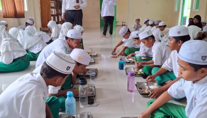 MIN Tanah Bumbu Mulai Laksanakan Program Makan Bergizi Gratis untuk Siswa