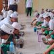 Siswa MIN Tanah Bumbu menikmati hidangan sehat dalam pelaksanaan perdana Program Makan Bergizi Gratis (MBG).