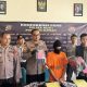 Petugas kepolisian mengamankan pelaku perampasan handphone di Polsek Mlati setelah diamuk massa di Sleman.
