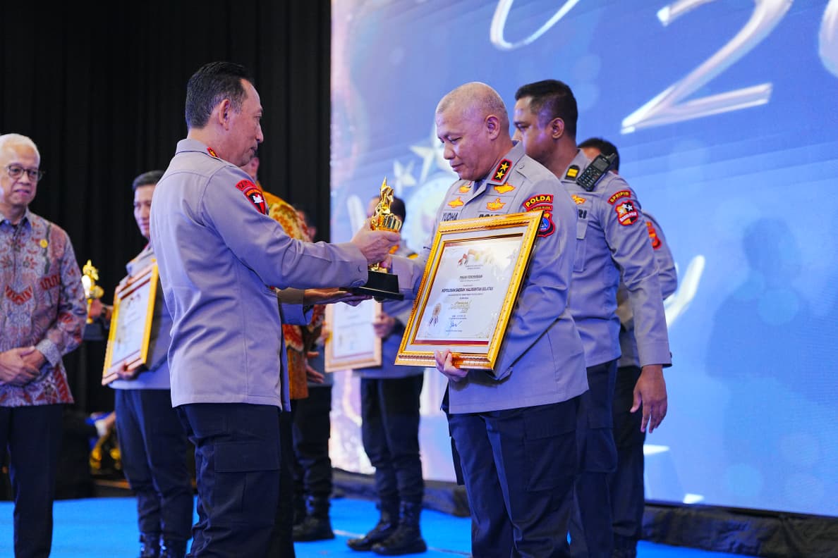 Kapolda Kalsel Irjen Pol Rosyanto Yudha Hermawan menerima Kompolnas Awards 2025 kategori Polda Kelompok B Terbaik dari Kapolri Jenderal Polisi Listyo Sigit Prabowo.