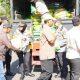 Kapolda Jatim Irjen Pol Nanang Avianto memberikan bantuan sembako kepada warga dalam aksi kemanusiaan “Polda Jatim Peduli Masyarakat” di Surabaya.