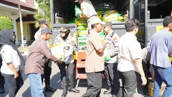 Kapolda Jatim Irjen Pol Nanang Avianto memberikan bantuan sembako kepada warga dalam aksi kemanusiaan “Polda Jatim Peduli Masyarakat” di Surabaya.