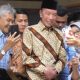 Jokowi melayani permintaan foto bersama alumni dan mahasiswa Fakultas Kehutanan UGM setelah acara Dies Natalis ke-62.