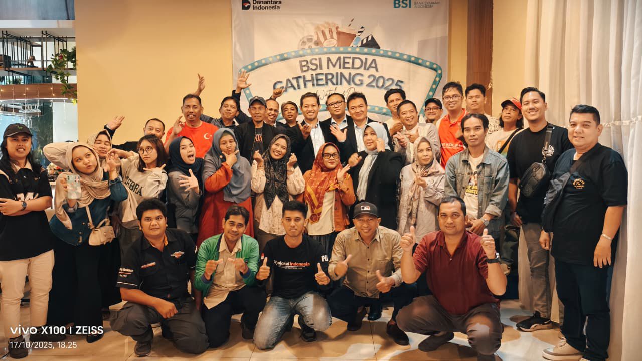 Sefudin Suria Hidayat bersama jurnalis Kalimantan Selatan dalam kegiatan media gathering BSI bertajuk Watch & Dine di Banjarmasin.