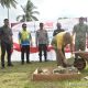 Dandim 1002/HST dan Asisten Bupati Hulu Sungai Tengah melakukan peletakan batu pertama pembangunan Koperasi Merah Putih di Desa Kasarangan.