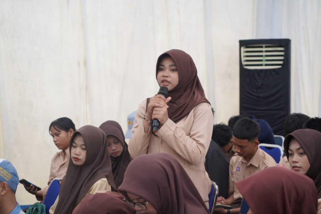 Peserta talk show literasi di Bandara Bersujud antusias saat sesi tanya jawab bersama konten kreator Makassar.