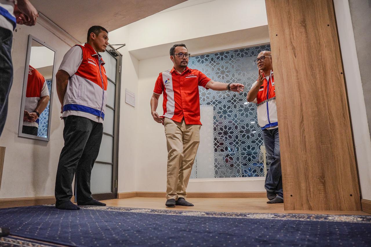 Mars Ega Legowo Putra meninjau fasilitas toilet dan musala SPBU MT Haryono untuk memastikan kebersihan dan kenyamanan pelanggan.