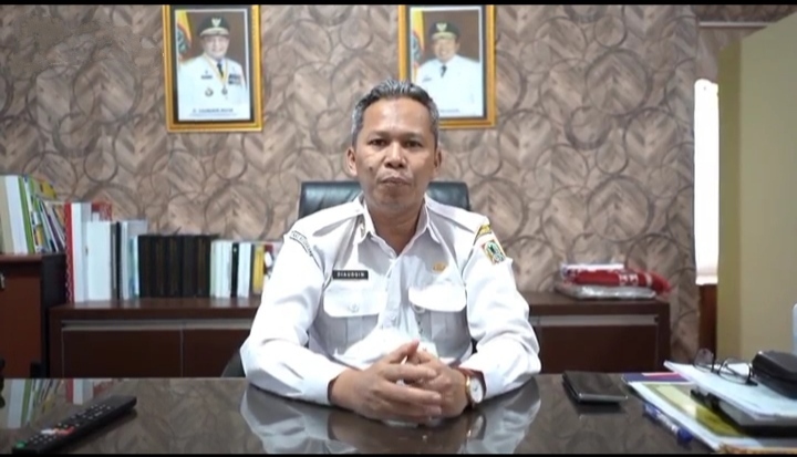 dr. Diauddin, Kepala Dinas Kesehatan Provinsi Kalimantan Selatan, memberikan keterangan di ruang kerjanya mengenai evaluasi keamanan program Makan Bergizi Gratis.