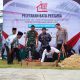 Letkol Inf Zierda Aulia Salam bersama Bupati Tanah Bumbu Andi Rudi Latif meletakkan batu pertama pembangunan gerai Koperasi Merah Putih di Sungai Loban.