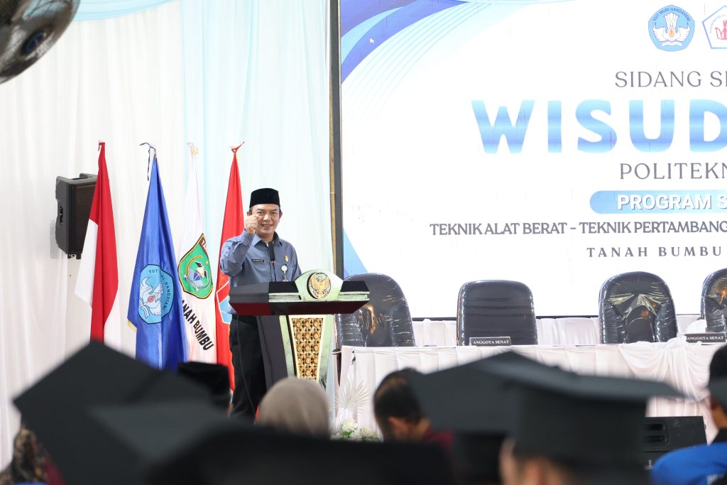 Asisten Pemerintahan dan Kesra Tanah Bumbu memberikan sambutan mewakili Bupati Andi Rudi Latif pada Wisuda ke-V Politeknik Batulicin 2025.
