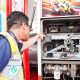 Petugas auditor independen meninjau area operasional SPBU Pertamina Patra Niaga untuk memastikan standar keselamatan dan kualitas layanan terpenuhi.
