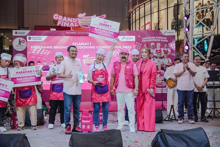 Mei Mei Tanujaya juara pertama Bright Gas Cooking Competition 2025 di Jakarta bersama juri dan perwakilan Pertamina Patra Niaga.