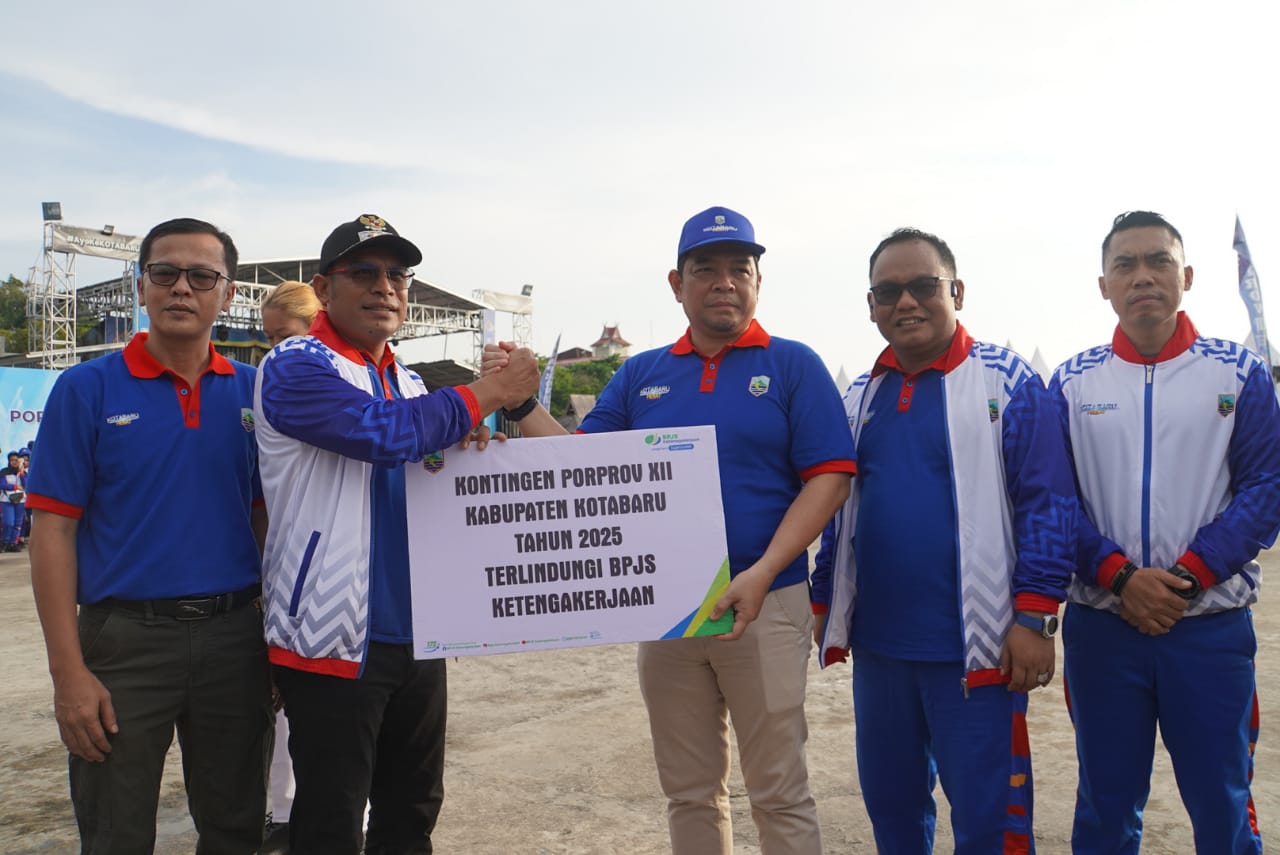 Wabup Kotabaru Syairi Mukhlis menyerahkan pamflet jaminan BPJS Ketenagakerjaan kepada Sekda sekaligus Ketua Kontingen Porprov XII dan Peparprov V Kalsel, Eka Safruddin.