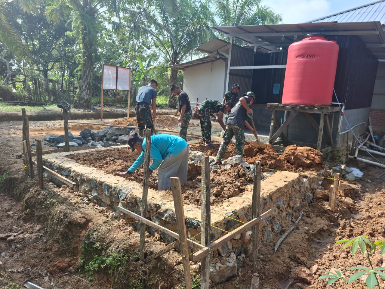 Personel TNI dan warga gotong royong membangun fasilitas MCK umum di Desa Rejosari dalam kegiatan TMMD ke-126 Tanah Bumbu.