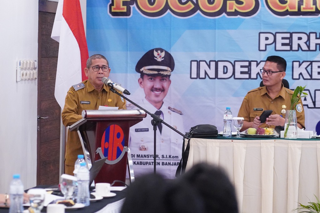 Pj Sekda Banjar H. Ikhwansyah bersama peserta FGD membahas validasi data ketahanan daerah dalam forum BPBD Banjar di Hotel Roditha Banjarbaru.