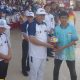 Ket Foto : Wakil Bupati Kapuas, Dodo, saat menyerahkan maskot kepada perwakilan kontingen, dalam rangkaian pembukaan Porkab Kapuas ke-XIl, di Stadion Panunjung Tarung Kuala Kapuas, Senin (20/10/2025).