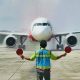 Petugas bandara memberi aba-aba saat pesawat AirAsia disambut water salute pada penerbangan perdana rute Banjarmasin–Kuala Lumpur di Bandara Syamsudin Noor.