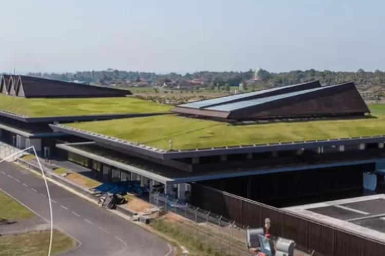 Bandara Banyuwangi, bandara internasional, tanpa AC, arsitektur hijau, Banyuwangi, kearifan lokal, ramah lingkungan, Jawa Timur, DJPU, pariwisata