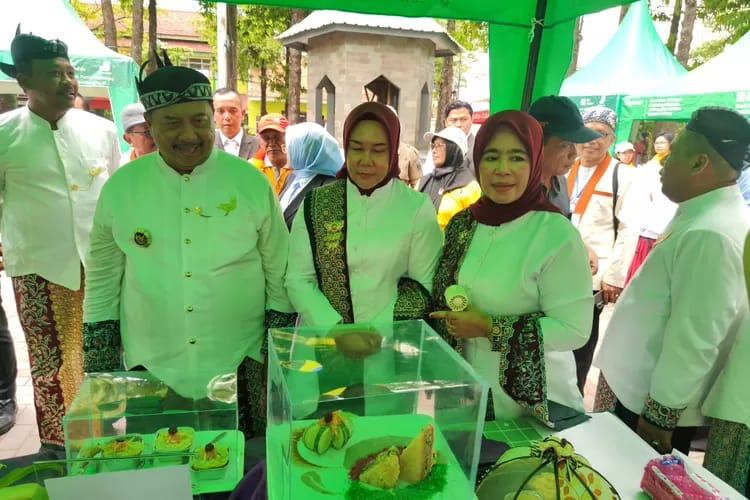 Bupati Jombang Warsubi didampingi Ketua TP PKK Yuliati Nugrahani meninjau olahan kuliner berbahan umbi dalam perayaan Hari Jadi ke-115 Kabupaten Jombang.