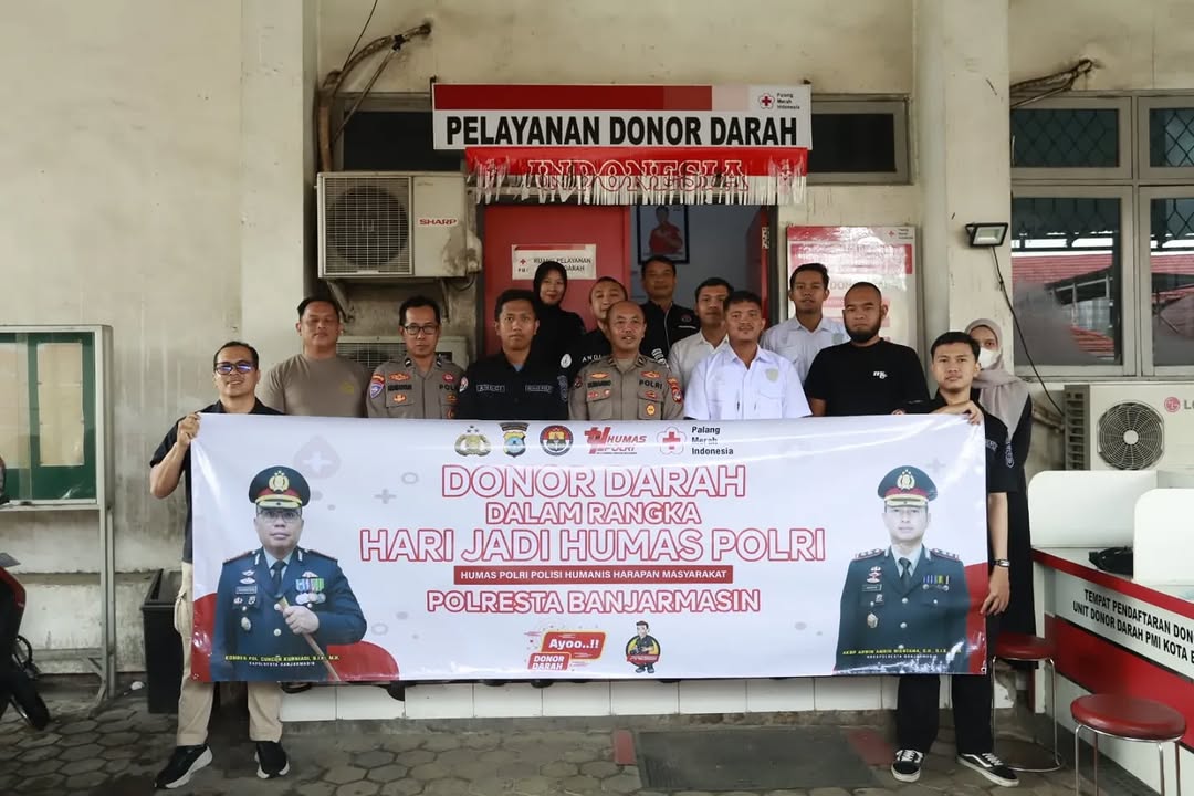 Personel Polresta Banjarmasin dan wartawan mendonorkan darah di PMI Banjarmasin dalam rangka HUT ke-74 Humas Polri.