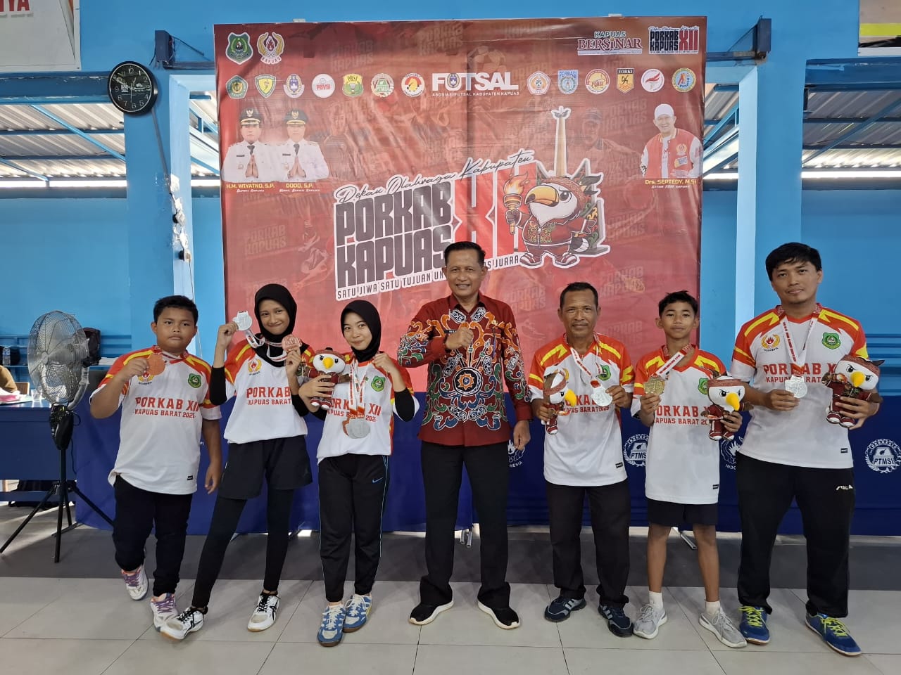 Ket Foto : Atlet Cabor tenis meja asal Kecamatan Kapuas Barat yang berhasil menyumbangkan medali di ajang Porkab Kapuas ke-XIll Tahun 2025.
