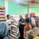 Ket Foto : Kasubdit Indag Ditreskrimsus Polda Kalteng AKBP Tris Zeno Alkindi bersama Kasat Reskrim Polres Kapuas AKP Riski Atmaka Rahadi dan tim Unit II Tipideksus Satreskrim Polres Kapuas saat melakukan pengecekan harga beras di salah satu toko sembako di Kuala Kapuas, Kamis (23/10/2025). (Foto IST)
