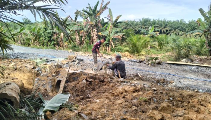 Satgas TMMD ke-126 Kodim 1022/Tanah Bumbu Percepat Pengecoran Gorong-Gorong di Desa Rejosari