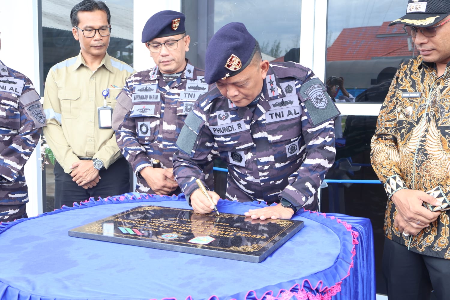 Laksamana Muda TNI Phundi Rusbandi menandatangani prasasti peresmian GOR Lanal Kotabaru disaksikan Wakil Bupati Kotabaru.