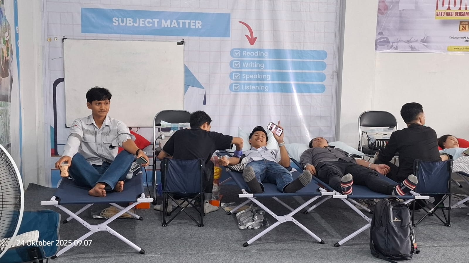 Suasana proses pengambilan darah oleh petugas PMI di lokasi kegiatan donor darah PT Arutmin Indonesia.