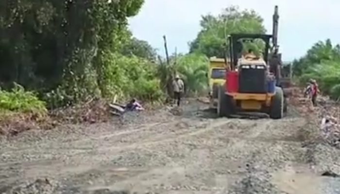 Pemkab Kapuas Rekonstruksi Ruas Jalan Strategis, Camat Mantangai dan Kades Pulau Kaladan Sampaikan Apresiasi