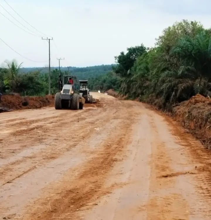 Pekerjaan peningkatan ruas Jalan Sembikuan–Nibung Terjun oleh CV Karya Buana di Kabupaten Sukamara.