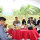 Kapolres Barito Kuala AKBP Anib Bastian memanen jagung bersama petani di Desa Sido Makmur dalam program ketahanan pangan Polri.