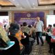 Penjamah makanan di Pacitan mengikuti pelatihan kebersihan dan sanitasi untuk mendukung program Makan Bergizi Gratis.