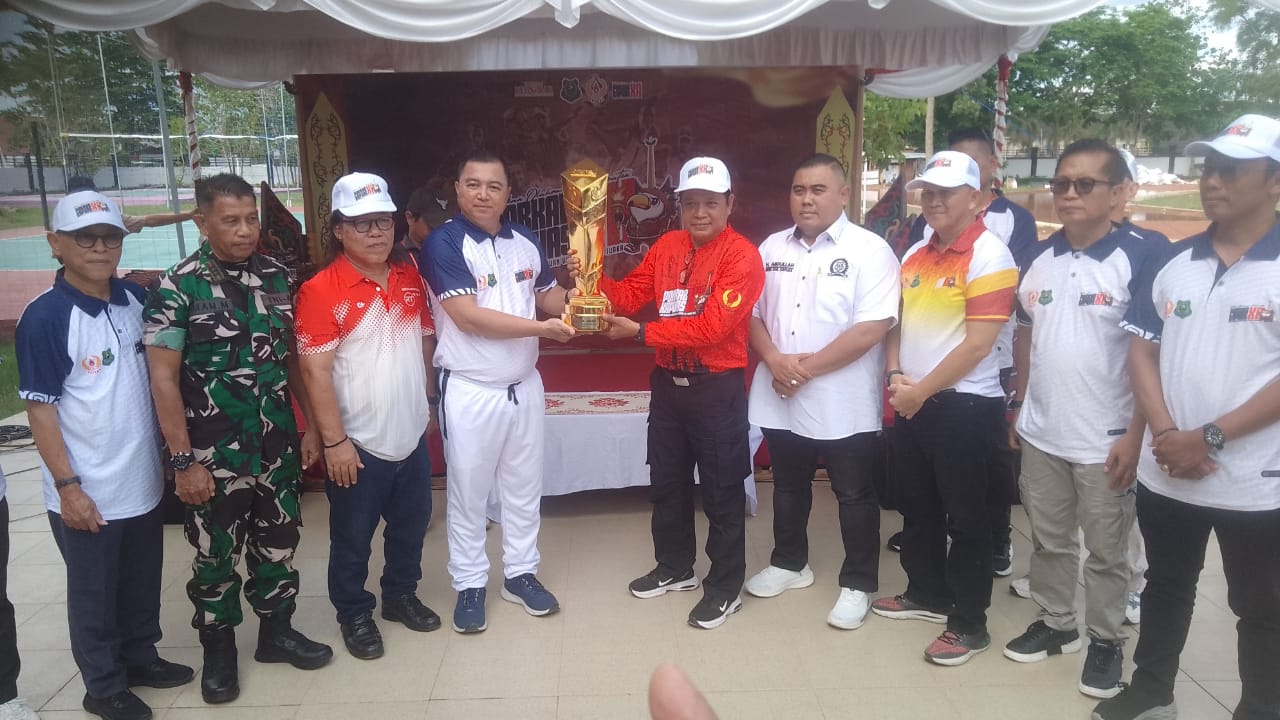 Ket Foto : Wakil Bupati Kapuas Dodo menyerahkan piala bergilir juara umum kepada Koordinator Olahraga Kecamatan Selat pada penutupan Porkab Kapuas XII Tahun 2025 di Stadion Panunjung Tarung Kuala Kapuas, Senin (27/10/2025) sore.