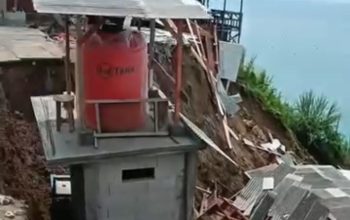 Dua warung makan di Jalur Lintas Selatan Tulungagung rusak parah setelah tebing longsor akibat hujan deras.