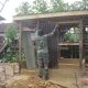 Personel TNI dan warga Desa Rejosari mengerjakan pengacian rumah dalam program TMMD ke-126 Kodim 1022/Tanah Bumbu.