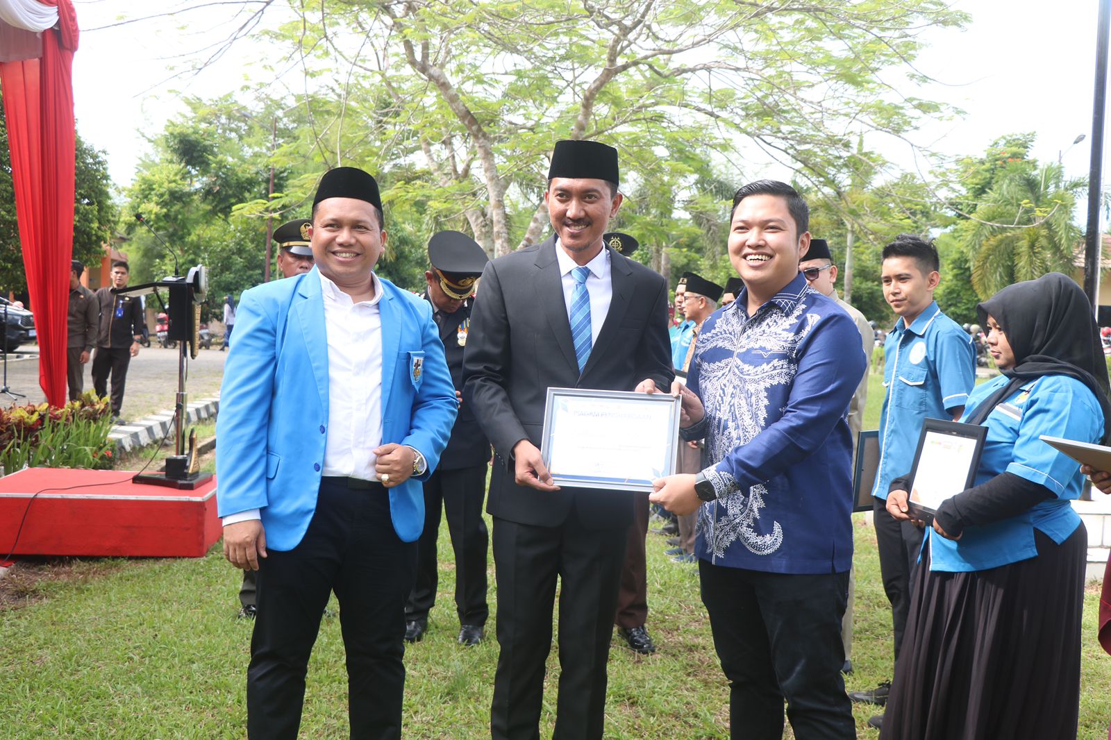 Bupati Banjar Saidi Mansyur memimpin upacara Sumpah Pemuda ke-97 di halaman Kantor BPBD Banjar.