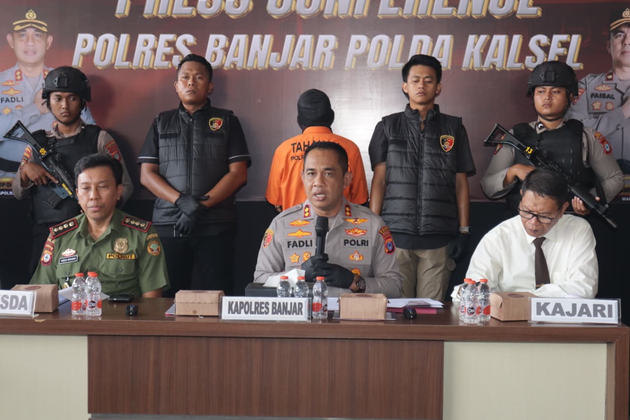 Kapolres Banjar AKBP Dr. Fadli saat press release pengungkapan kasus perdagangan satwa dilindungi di Martapura bersama Satreskrim Polres Banjar dan BKSDA Kalimantan Selatan.