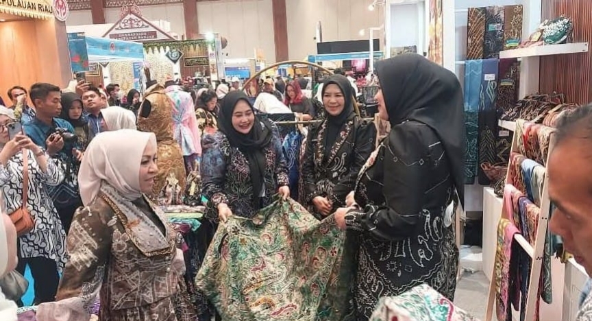 Ketua Dekranasda Tanah Laut Hj. Dian Rahmat Trianto mempromosikan produk unggulan daerah pada Pameran Inacraft 2025 di JCC Jakarta.