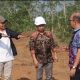 Kasubdit Wilayah I Direktorat Pembangunan Perumahan Perkotaan, Adji Krisbandono, meninjau lahan hasil land clearing rencana pembangunan rumah susun ASN Kejati Kalsel di Banjarbaru, Kamis (2/10/2025).
