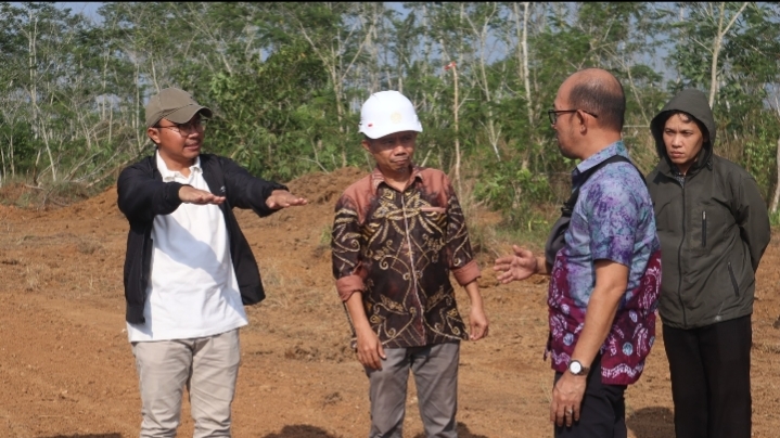 Kasubdit Wilayah I Direktorat Pembangunan Perumahan Perkotaan, Adji Krisbandono, meninjau lahan hasil land clearing rencana pembangunan rumah susun ASN Kejati Kalsel di Banjarbaru, Kamis (2/10/2025).