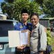Arif Sugianor mengenakan seragam Korpri berfoto bersama ayahnya, M. Noor, usai pelantikan ASN di Lapangan Pertasi Kencana, samping Kantor Bupati Tanah Laut, Selasa (7/10/2025).