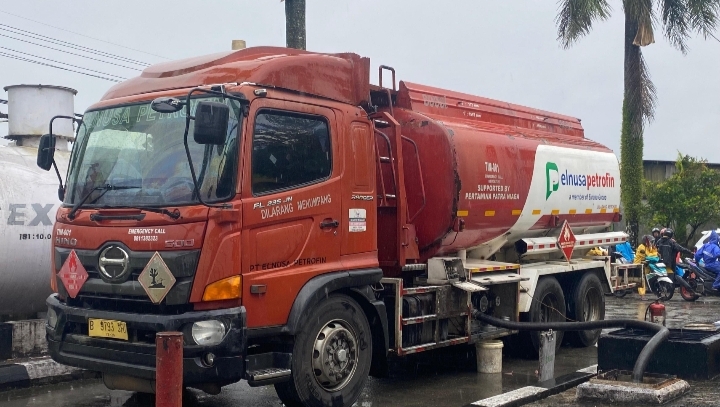 Armada truk tangki Pertamina Patra Niaga menyalurkan BBM ke SPBU, memastikan pasokan Pertalite dan Pertamax di Timika tetap aman dan lancar.