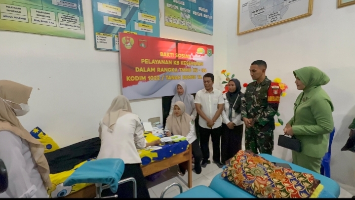 Dansatgas TMMD ke-126 Letkol Inf Zierda Aulia Salam meninjau langsung kegiatan TMMD di Desa Rejosari, Kecamatan Mantewe, Kabupaten Tanah Bumbu, Rabu (8/10/2025).